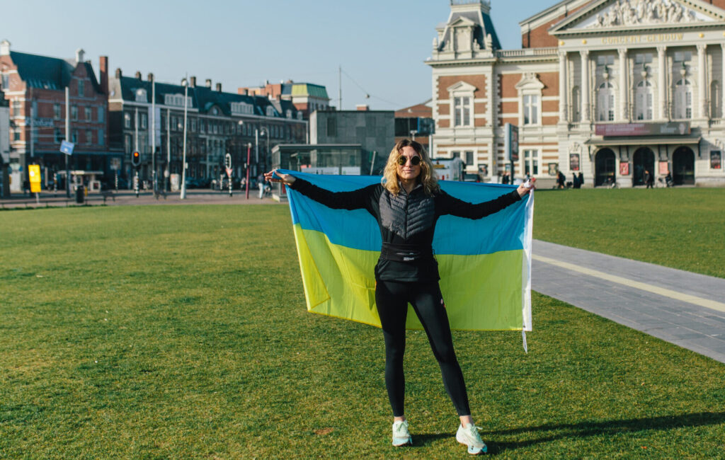 Ich laufe jeden Tag einen Halbmarathon mit der ukrainischen Flagge, bis der Krieg vorbei ist.